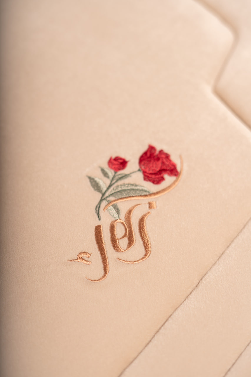 نمای نزدیک گلدوزی جانماز زهرا